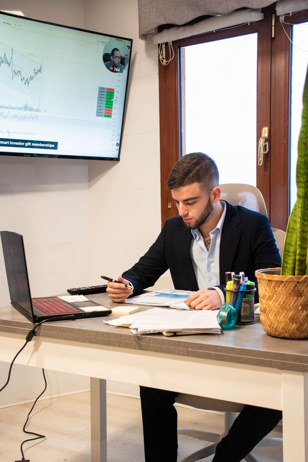 Ugaitz Pérez trabajando en su oficina