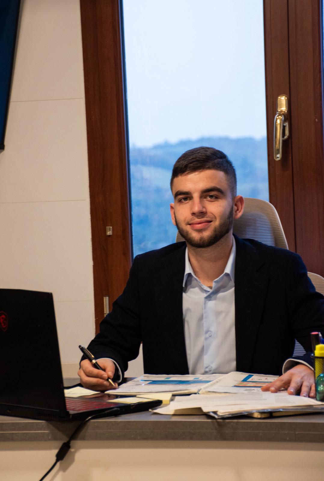 Ugaitz Pérez planificando estrategias financieras